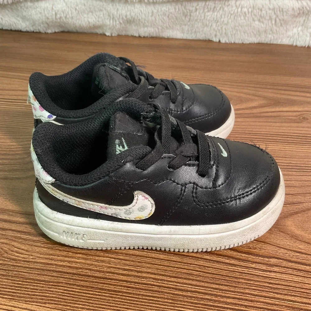 Nike Court Borough Toddler Sneakers Black Floral Pastel Shoes size 6C - Picture 2 of 7